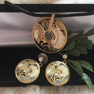 golden french necklace and earring fashion design